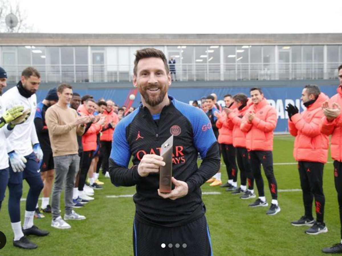 Messi gave a dubarti iPhone to his teammates