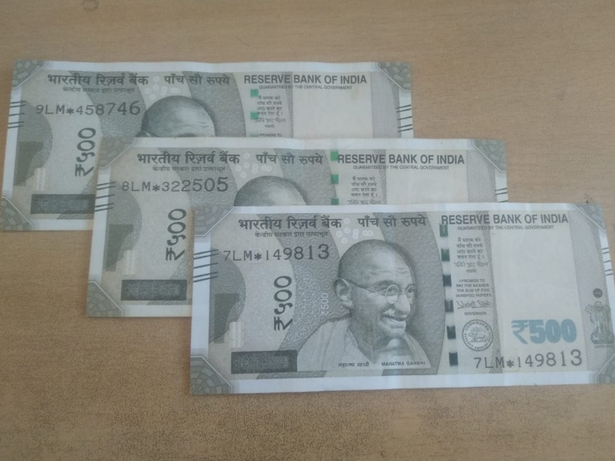 500 rupee notes with star symbol