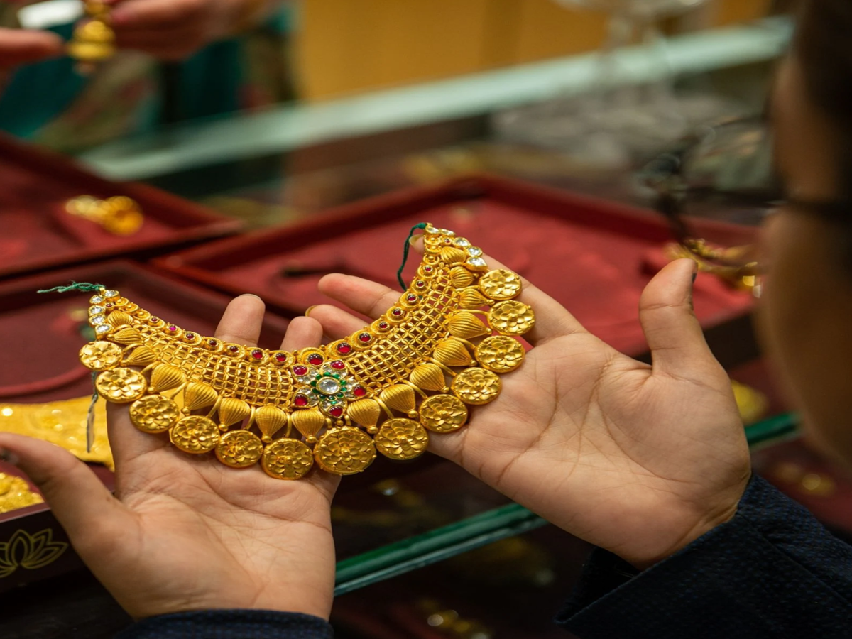 350 rupees decrease in gold price, good news for gold buyers.