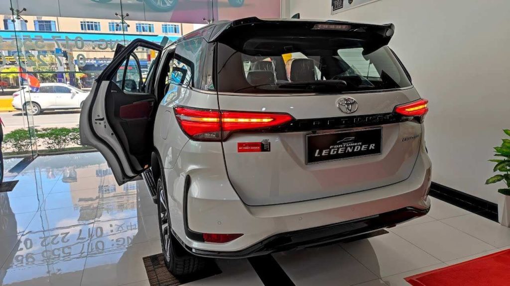 Toyota Fortuner car price and specification.