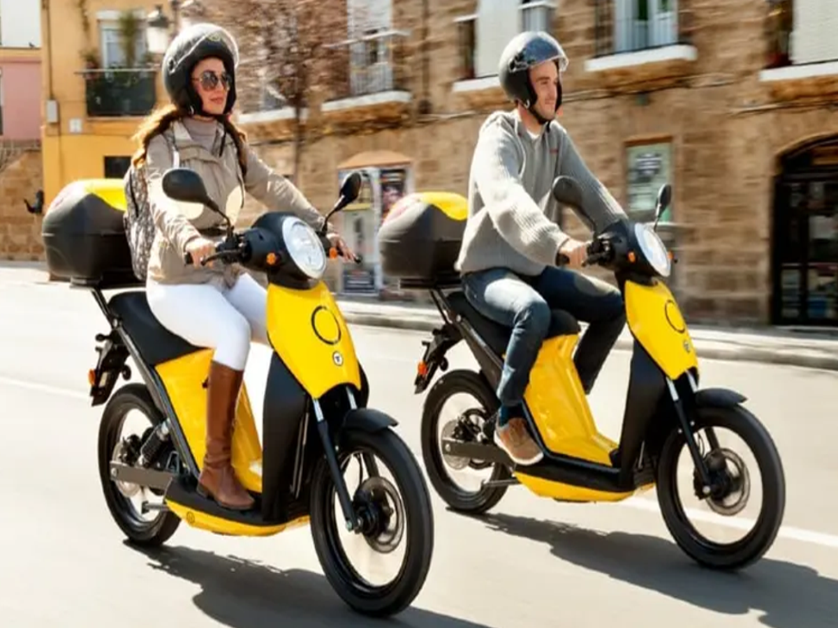 You can buy this electric scooter with a mileage of 85 Km paying low EMI.
