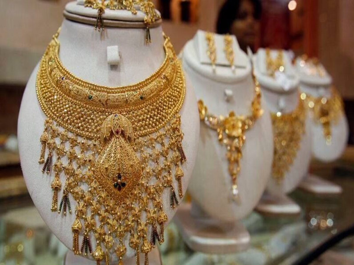 Good time for gold buyers, Rs 100 reduction in price of 10 grams of gold.
