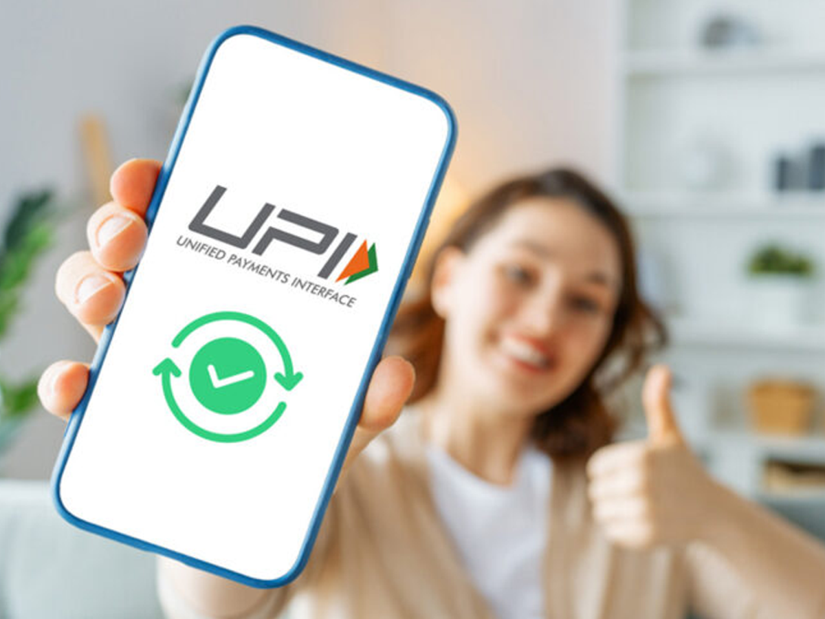 HDFC Bank UPI service downtime announcement for July 12, 2025, with digital payment app icons on a mobile screen.