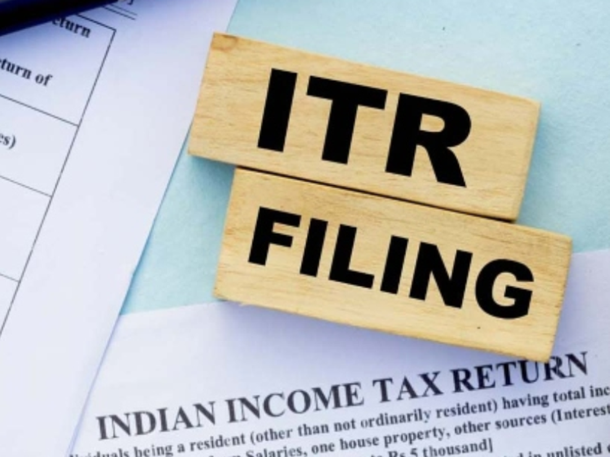Step-by-step guide to paying income tax via Paytm, PhonePe, or GPay – A screenshot-like image of a smartphone scanning a QR code for tax payment on the income tax portal.