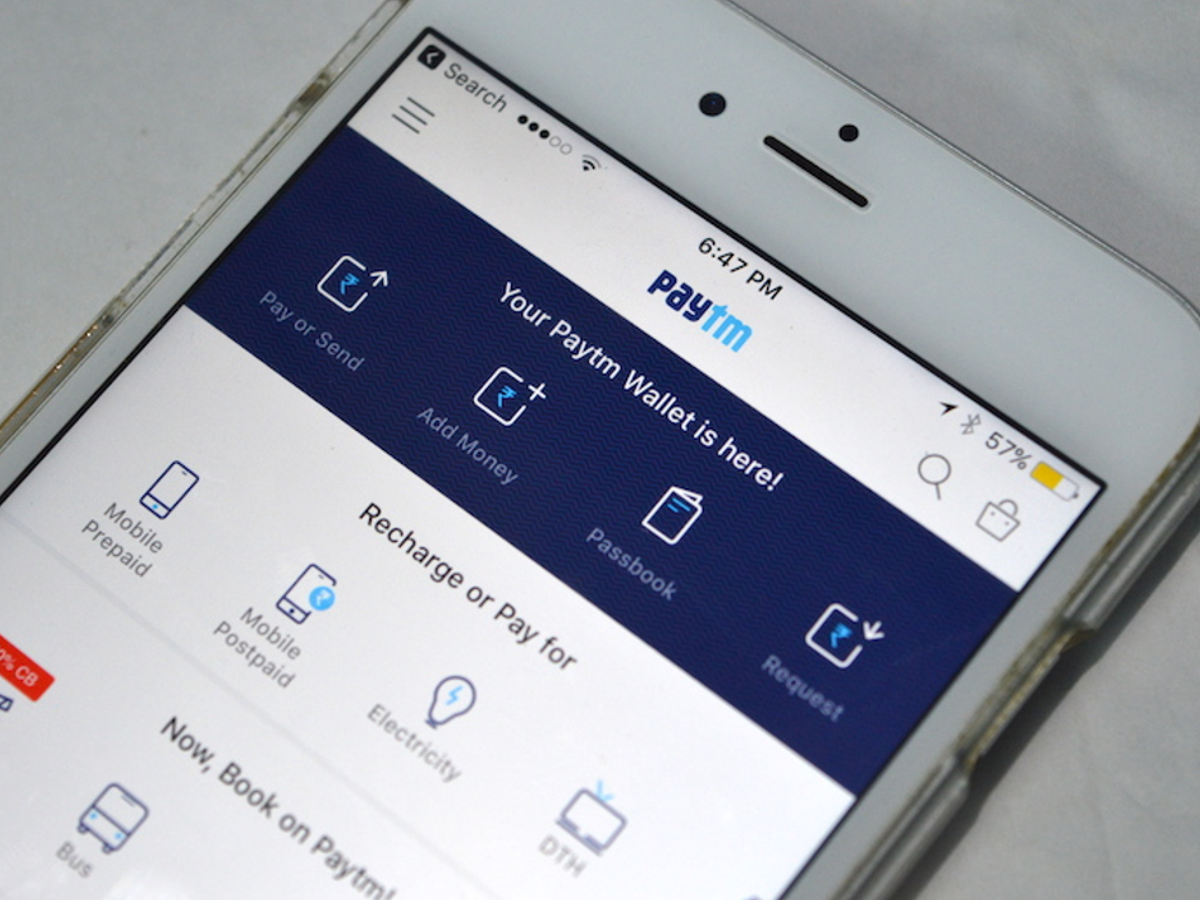 Step-by-step guide to paying income tax via Paytm, PhonePe, or GPay – A screenshot-like image of a smartphone scanning a QR code for tax payment on the income tax portal.