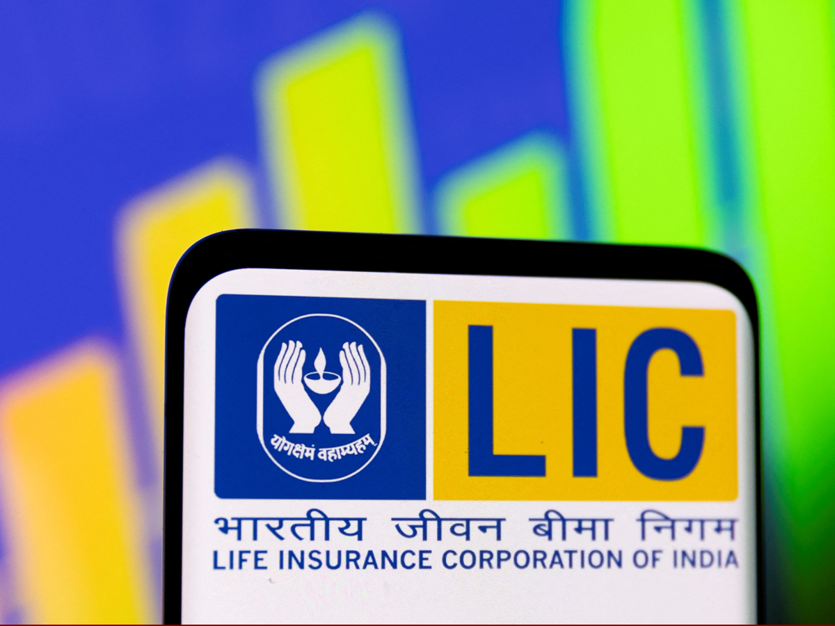 Senior citizens receiving pension benefits under LIC Jeevan Shanti scheme