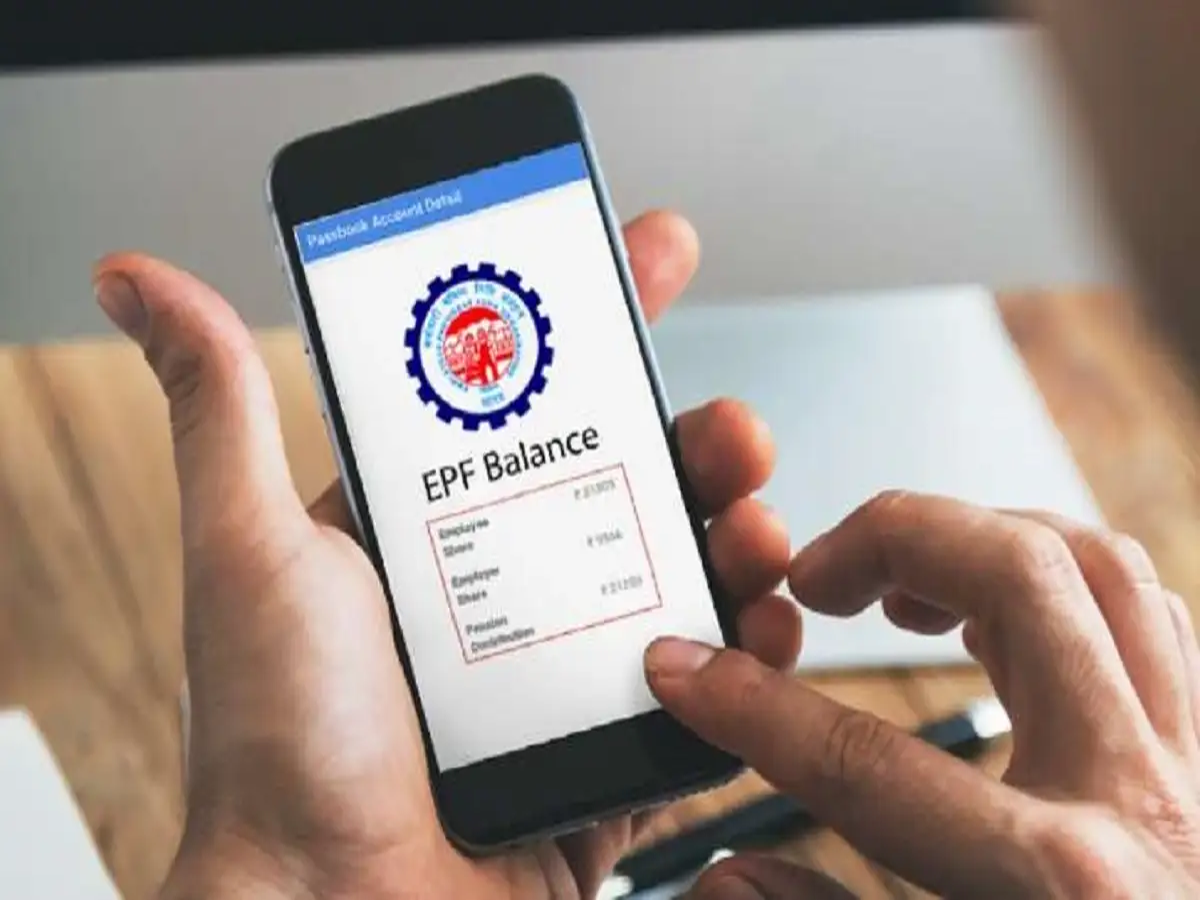 Senior couple reviewing EPFO pension details on laptop