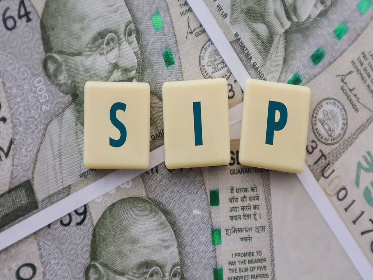 Illustration of a retirement savings plan with a piggy bank and growing investments, symbolizing financial growth.