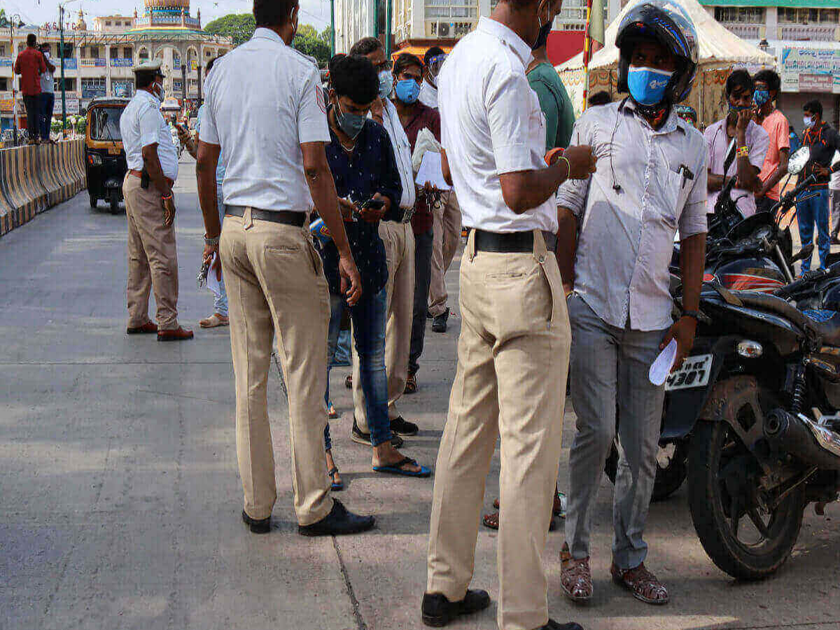 Illustration of Indian traffic police checking a motorcyclist for BIS-certified helmet compliance