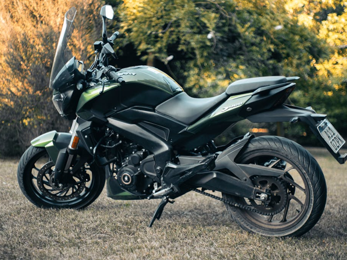 2025 Bajaj Dominar 400 digital LCD display with smartphone connectivity