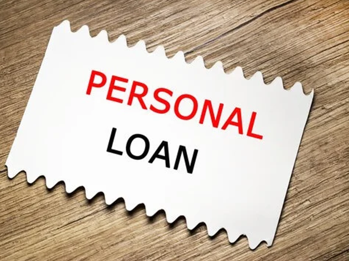 Infographic showing the role of co-applicants and guarantors in personal loan repayment after death