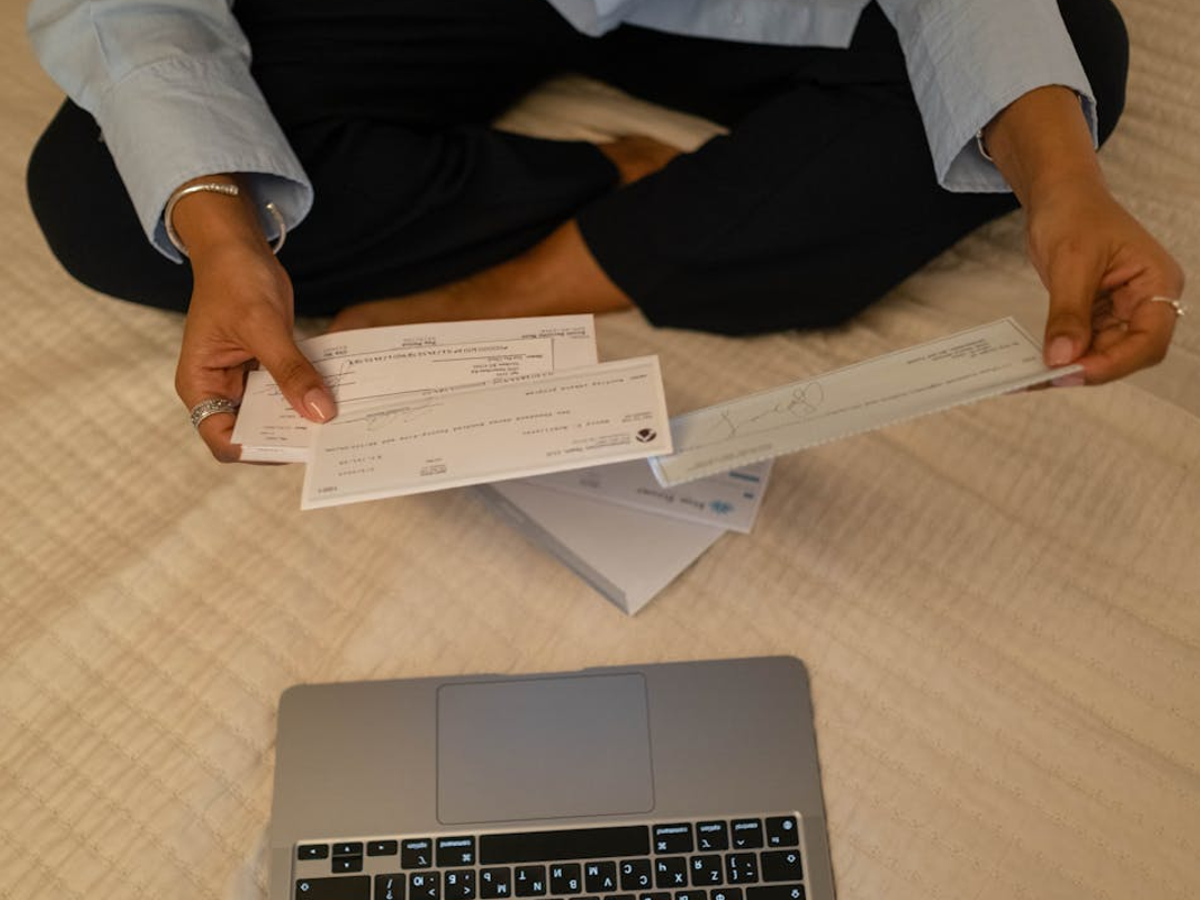Lawyer in Karnataka explaining cheque bounce laws to a client, showcasing legal consultation.