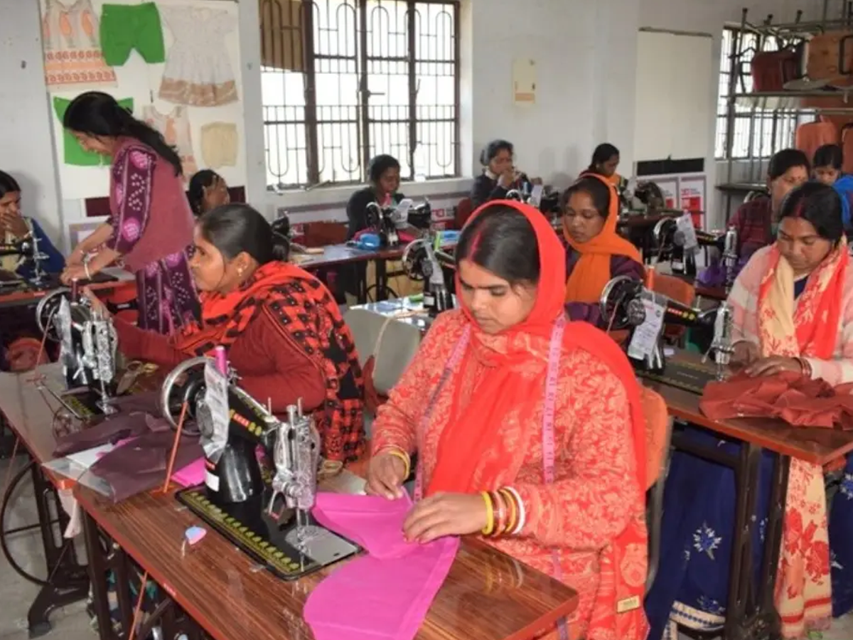 Tailoring training session for women in Bengaluru under Karnataka Free Sewing Machine Scheme 2025