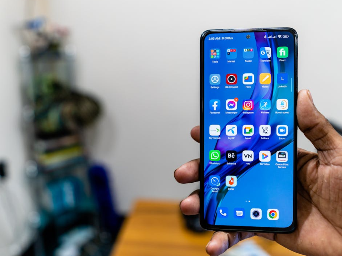 Google Pixel 9 Pro XL smartphone in Rose Quartz color displayed on Flipkart with discount offer text