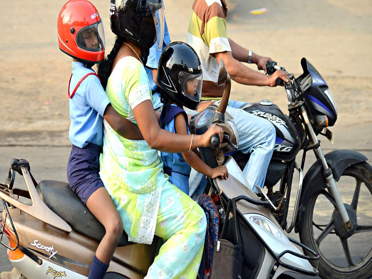 Infographic showing state-wise helmet fine penalties and license suspension rules in India 2025