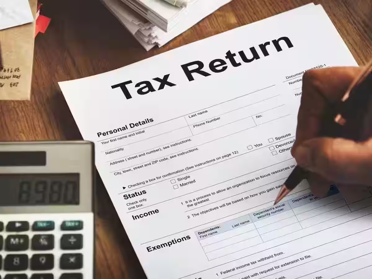Chartered accountant advising a client, symbolizing tax planning and compliance with income tax rules.
