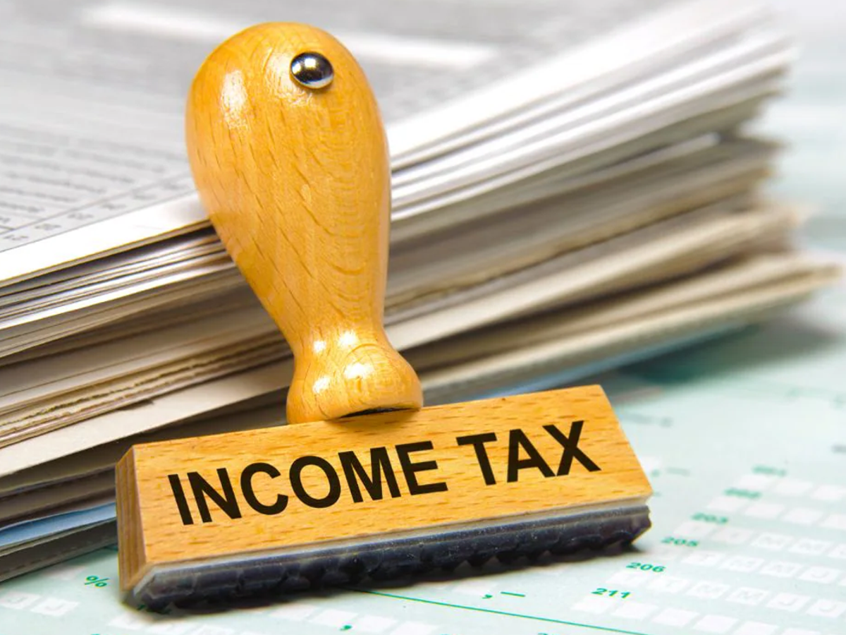 Chart detailing debt and hybrid mutual fund tax rules, dividend taxation, and tax saving strategies in India.