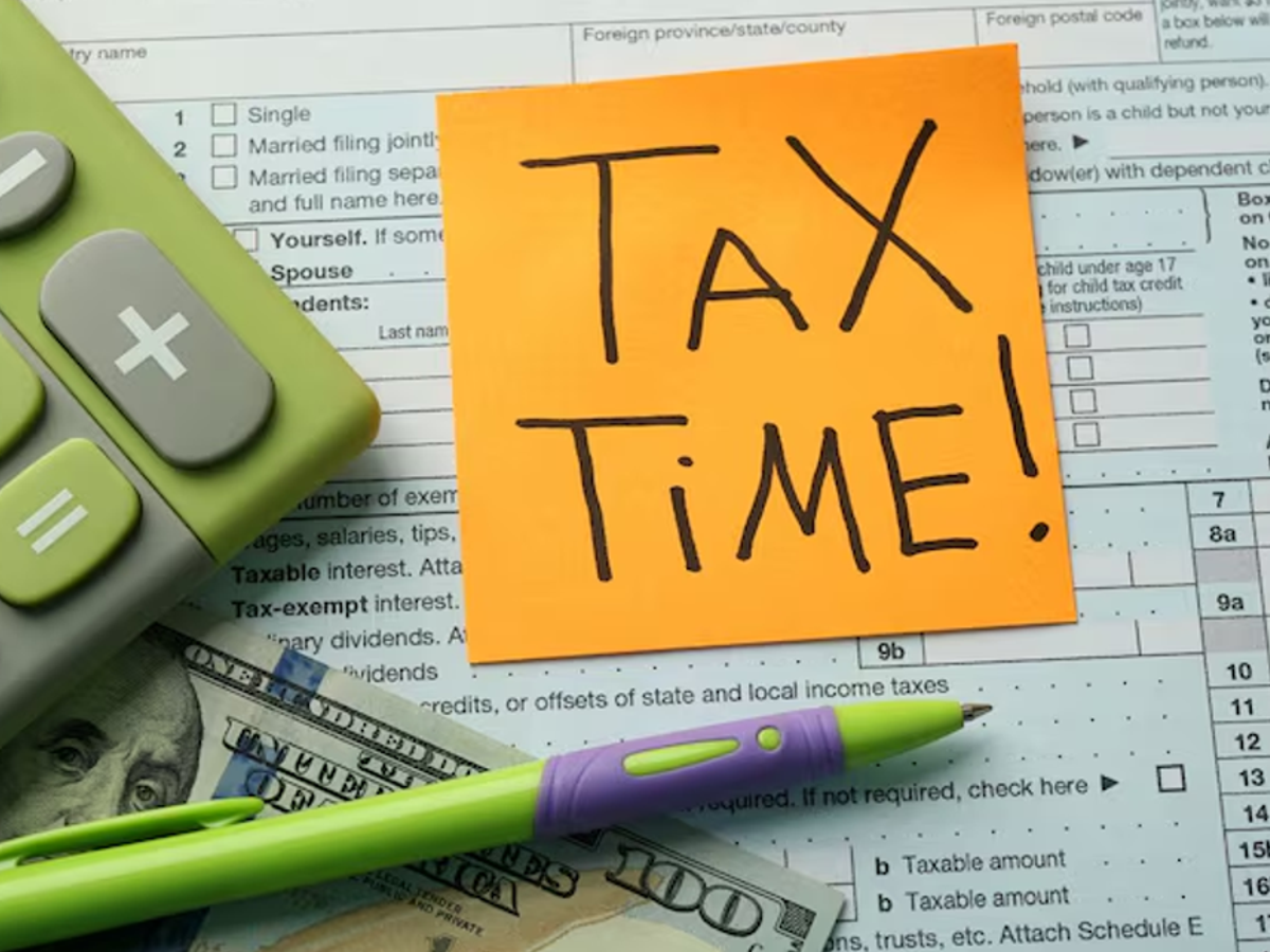 Tax consultant explaining income tax notice to a client, emphasizing financial compliance in Karnataka.