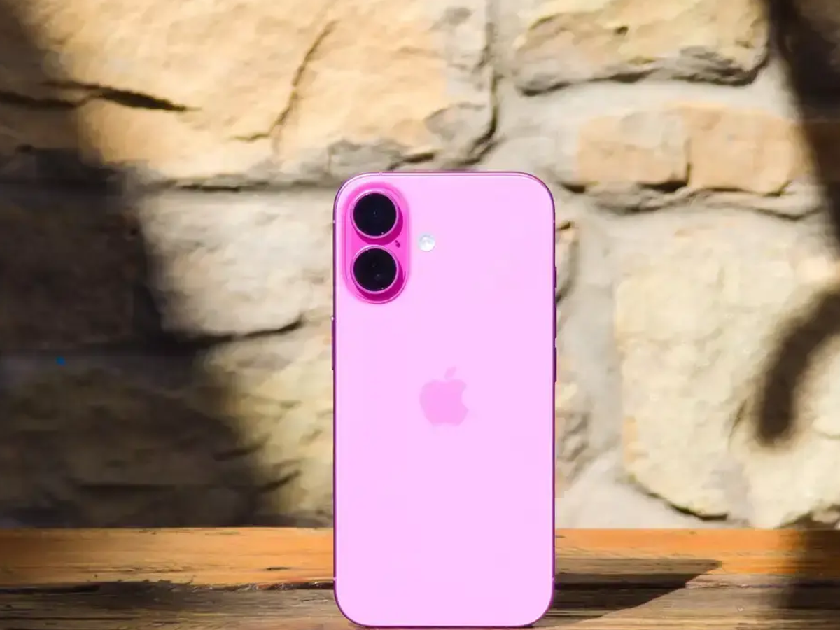 iPhone 16 displayed with Flipkart GOAT Sale 2025 discount offer in Karnataka