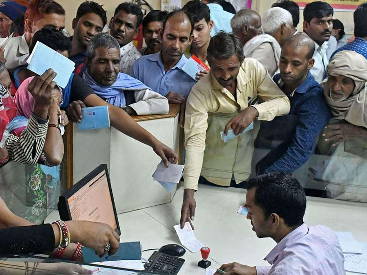 Customer discussing a complaint with a bank manager at a counter