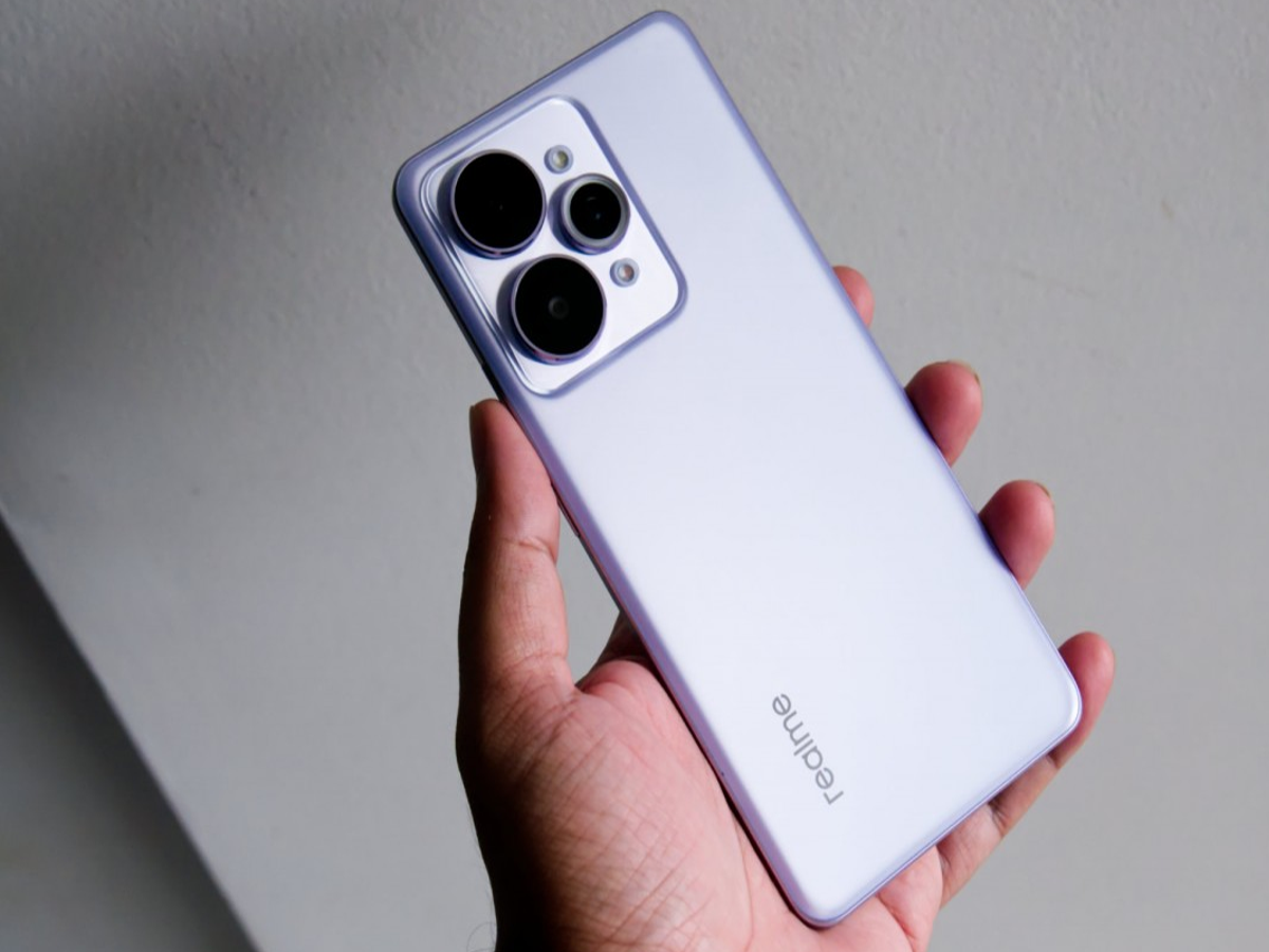 Realme 15 series display showing 144Hz refresh rate and AI Edit Genie photo editing feature