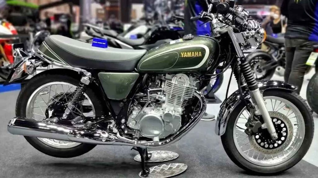 Yamaha RX100 2025 riding on Indian roads with retro-modern design