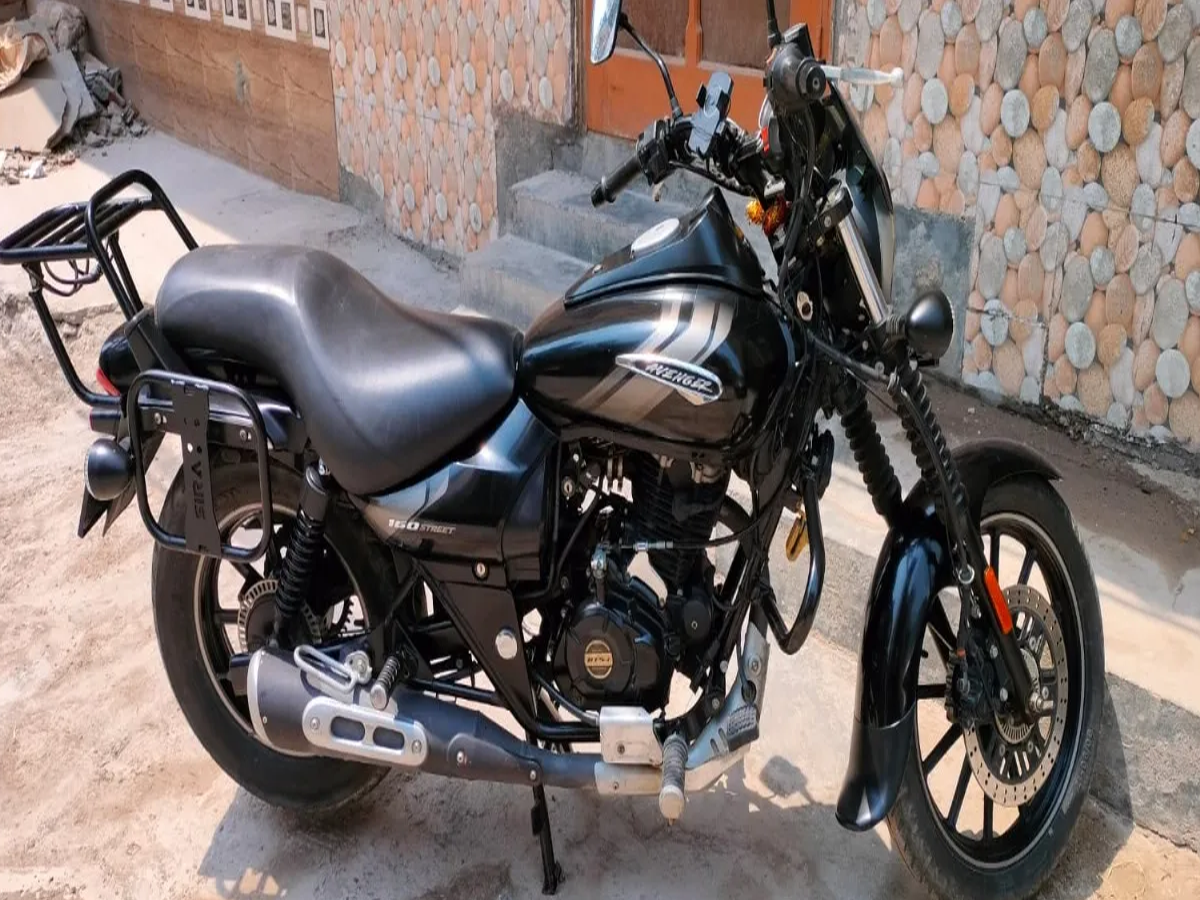 Bajaj Avenger Street 160 BS6 engine and disc brake, highlighting its performance features.