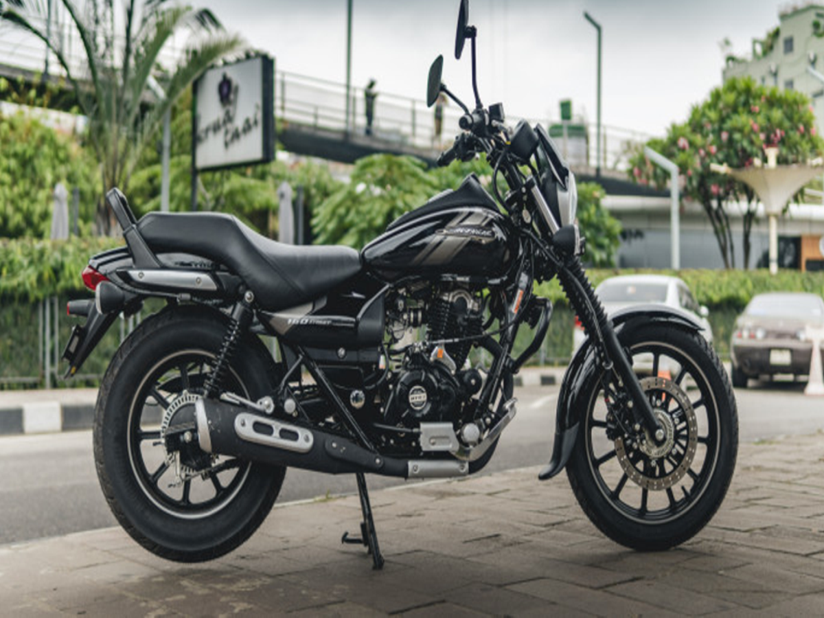 Bajaj Avenger Street 160 BS6 parked on a city street, showcasing its sleek cruiser design.