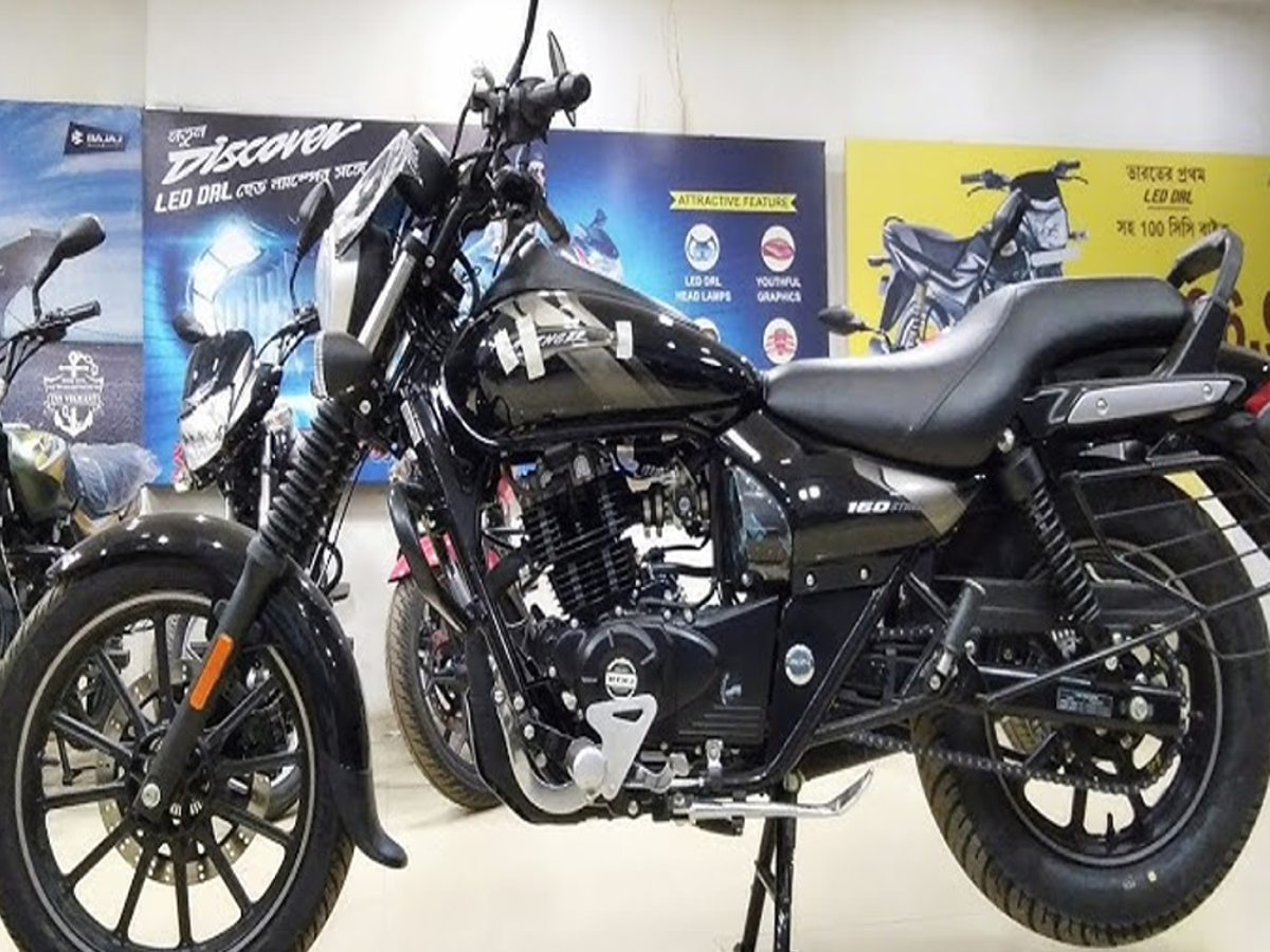 Close-up of Bajaj Avenger Street 160 BS6’s analog instrument cluster and stylish headlight.