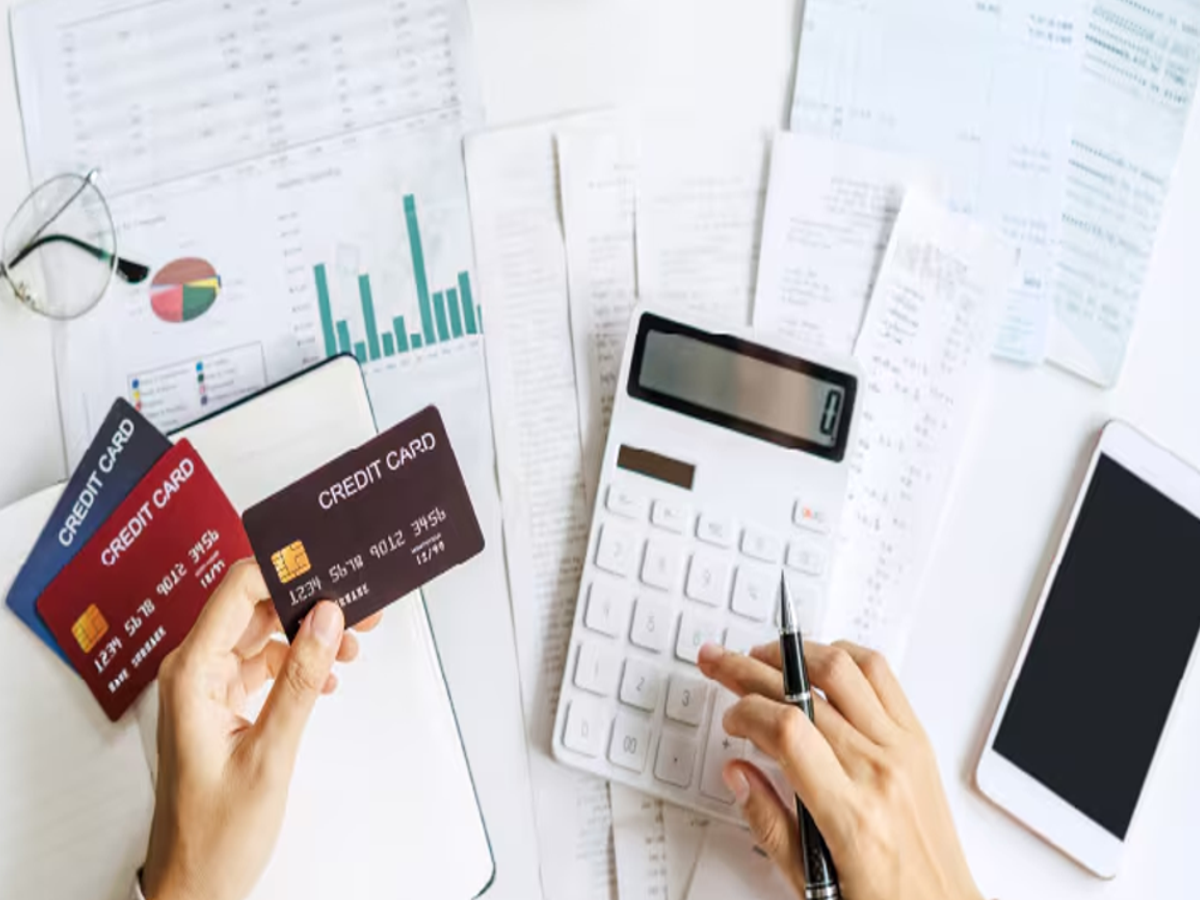 Illustration of a credit card bill with due date and statement date highlighted, optimized for SEO.