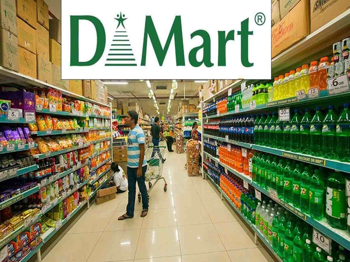 Radhakishan Damani addressing a crowd at a D-Mart store opening event