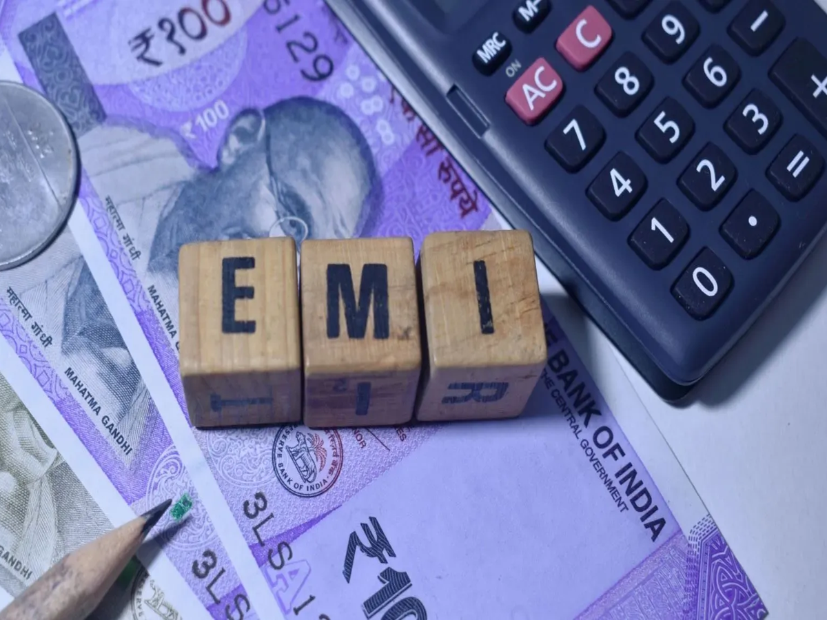 Infographic showing benefits and risks of no-cost EMI schemes for consumer awareness.