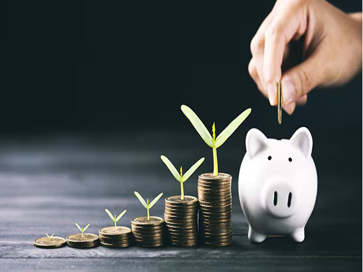 Graph comparing savings account and sweep-in FD interest rates for financial growth.
