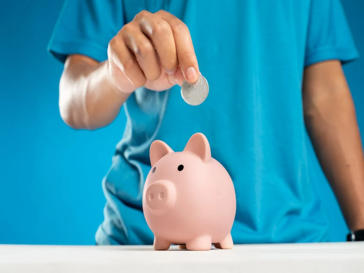 Illustration of fixed deposit interest rates comparison for 2025