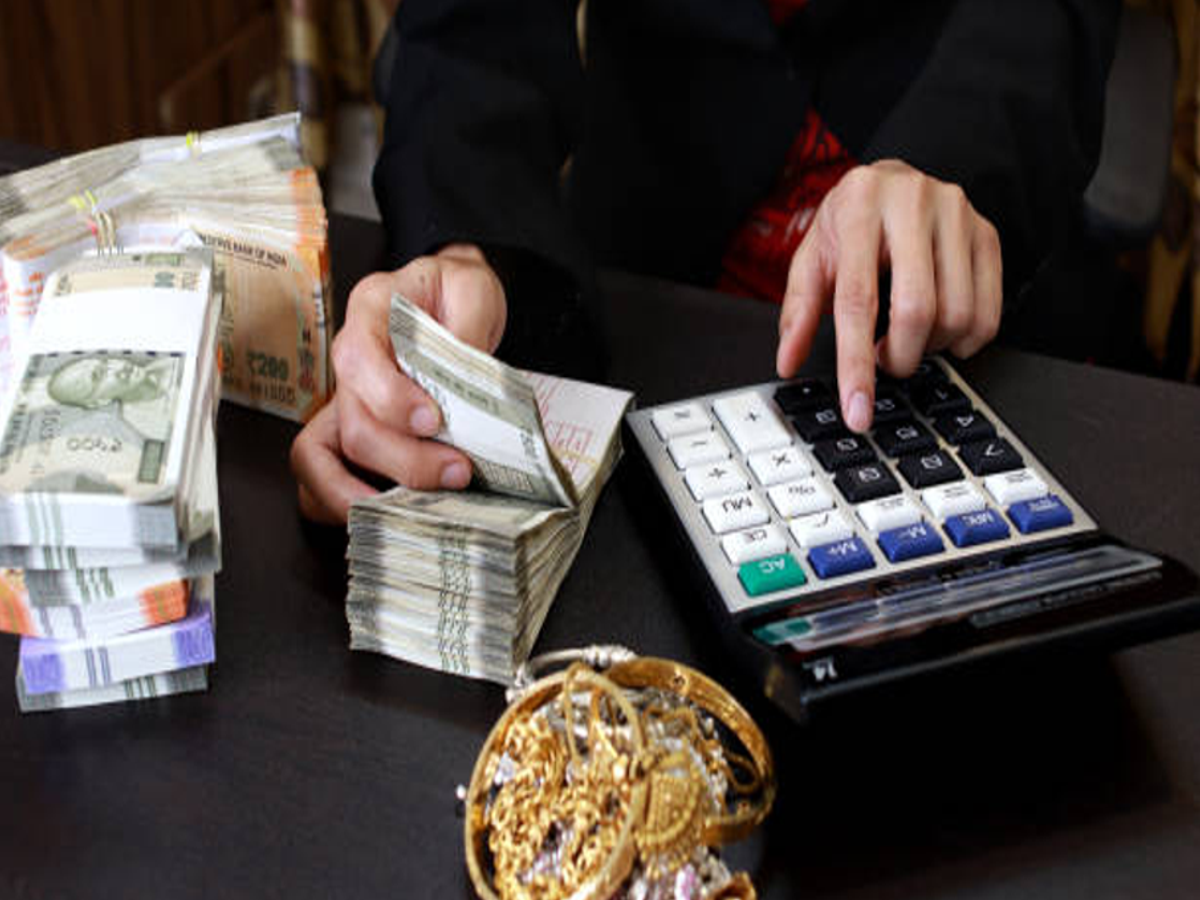Comparison of gold loan and personal loan interest rates in India