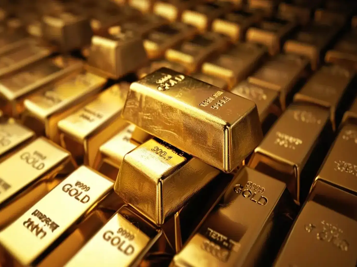 Indian gold jewelry displayed in a market, reflecting current prices.