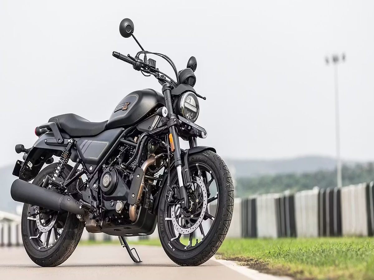 Close-up of Harley-Davidson X440’s 440cc engine and digital instrument cluster with Bluetooth connectivity.