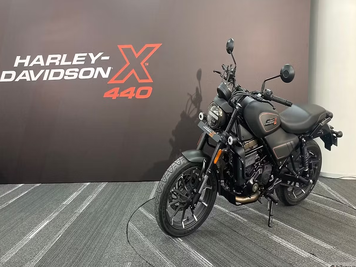 Harley-Davidson X440 motorcycle showcasing its neo-retro design with LED headlamp and muscular fuel tank.