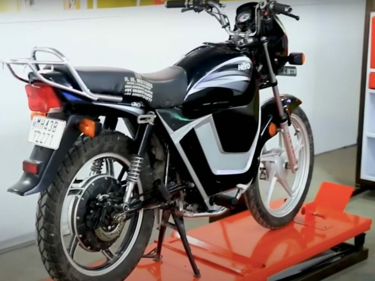 Close-up of Hero Electric Splendor’s digital instrument cluster
