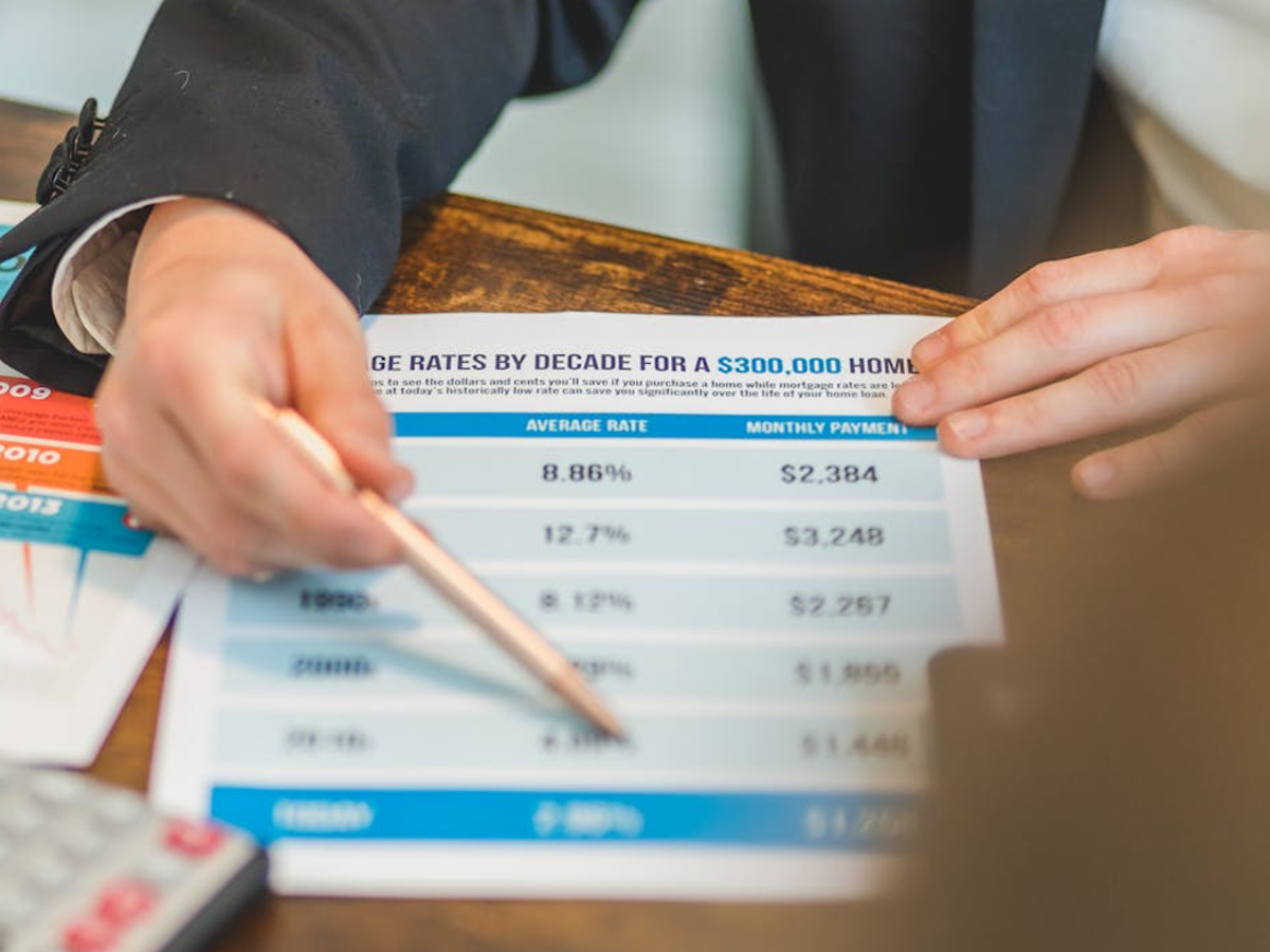 Financial advisor explaining home loan insurance – A financial advisor discussing home loan insurance with a client in an office setting.