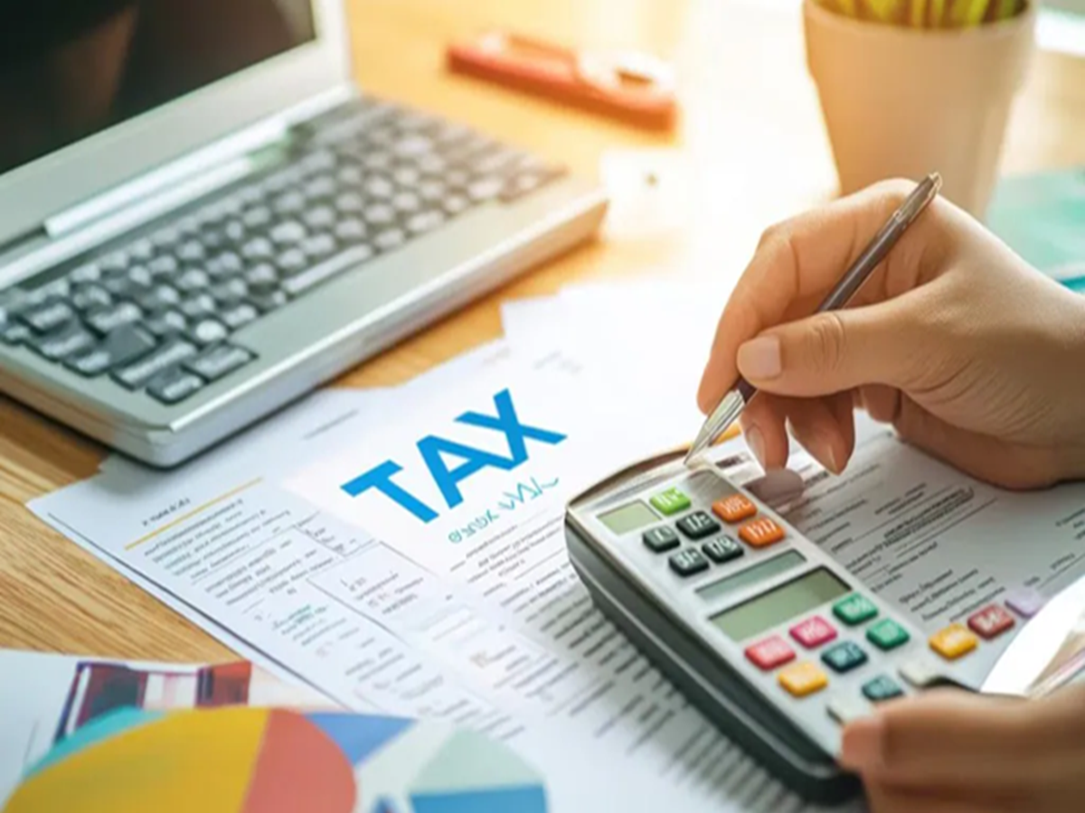 Infographic showing benefits of updated tax rules for F&O and share trading in 2025