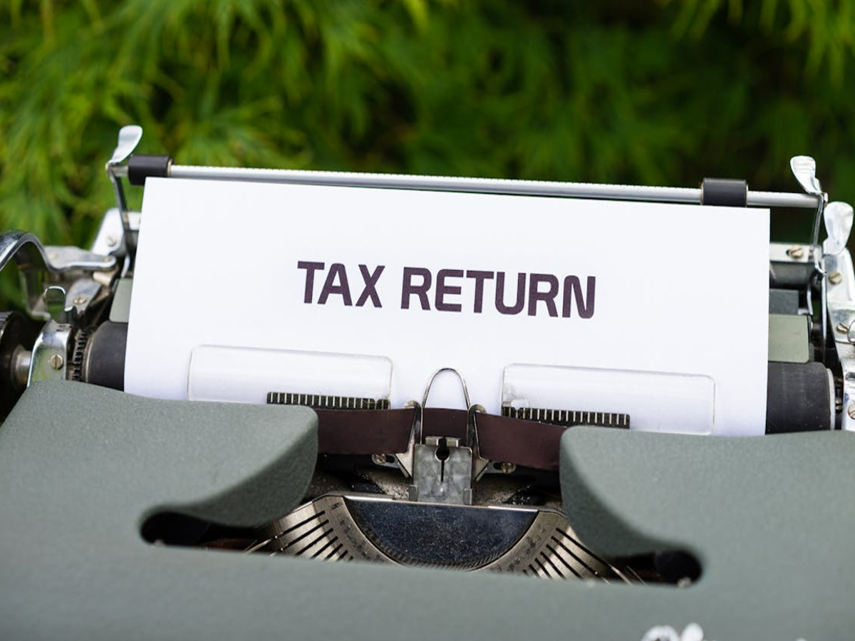 Infographic showing reasons for ITR refund delays, including bank account errors and tax verification issues.