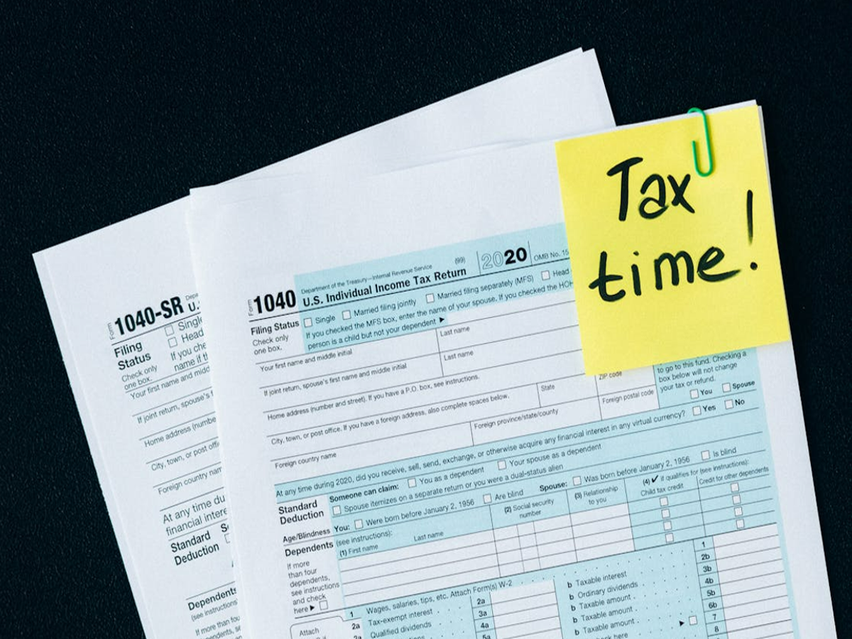 Illustration of a taxpayer checking ITR refund status on the Income Tax portal.