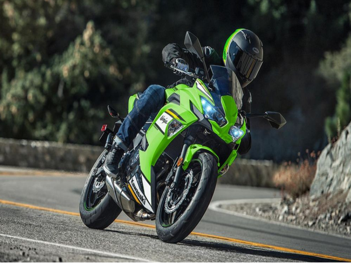 Close-up of Kawasaki Z900’s digital display and ergonomic handlebar, emphasizing rider comfort and technology.