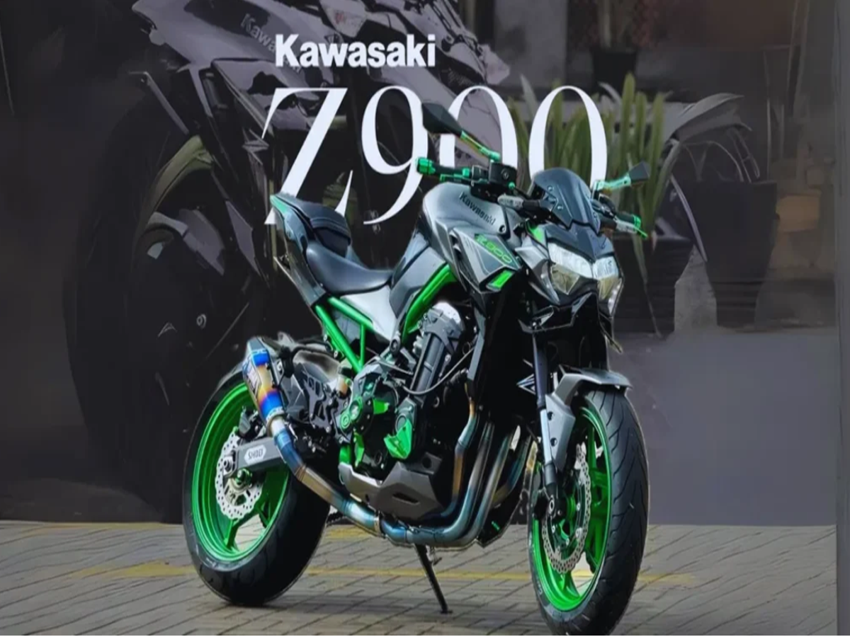 Kawasaki Z900 superbike parked on an urban street, showcasing its sleek design and LED lighting.
