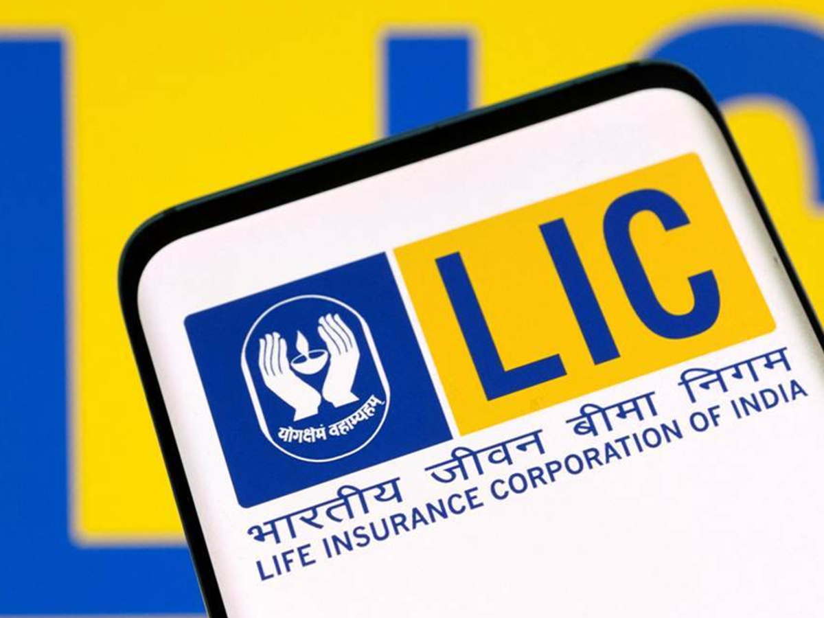 Graph showing potential growth of ₹150 daily investment to ₹19 lakh in LIC SIIP over years.