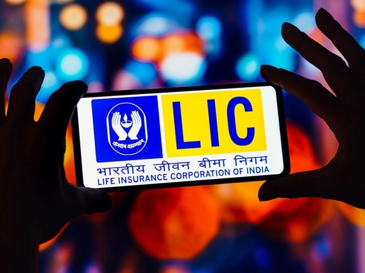 Family discussing LIC Jeevan Lakshya plan for future savings
