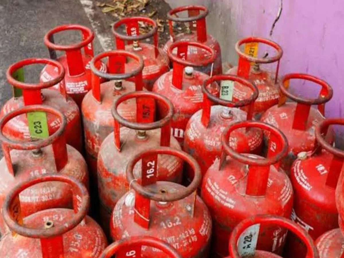 A family happily booking an LPG cylinder online using a digital payment app.