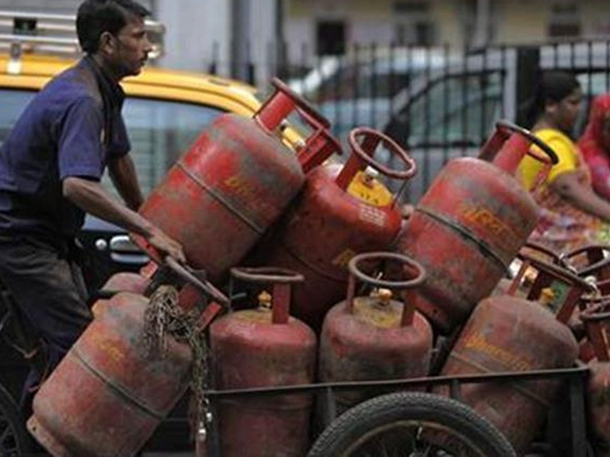 14.2 kg domestic LPG cylinder in a household kitchen, highlighting unchanged prices in August 2025.