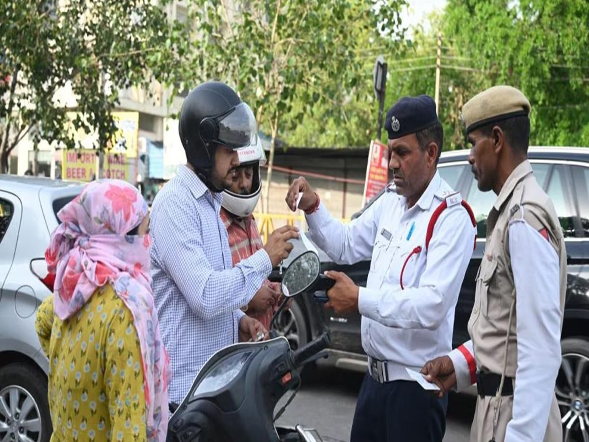 Traffic police issuing a fine for driving without insurance under new 2025 rules.